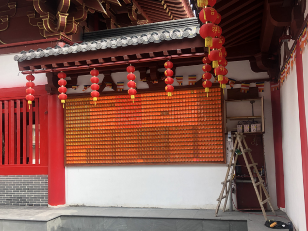 龍之夢臥龍寺萬佛墻前供奉光明心愿燈有感：禮佛在人，供燈在心